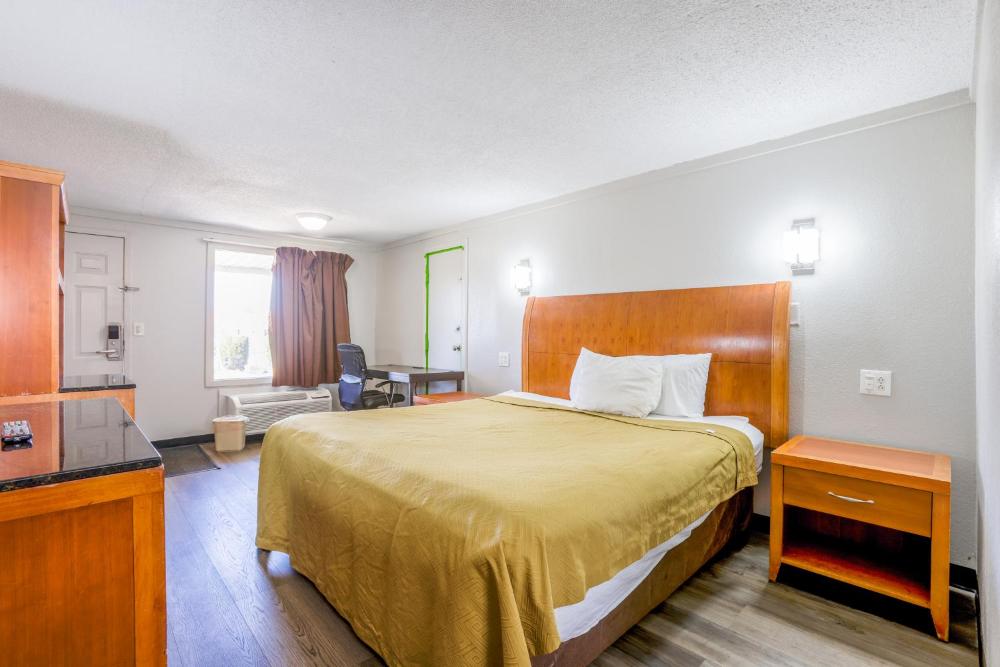 King Bed Non-Smoking interior